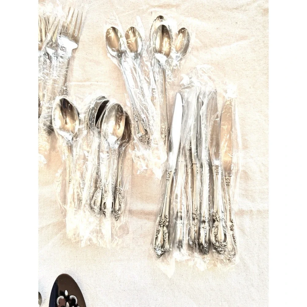 Oneida Raphael Distinction Deluxe 72 Pc Stainless Flatware - 8pc Service for 8
